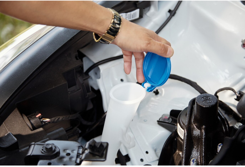 5 Cara Mengisi Washer Mobil yang Benar, Jangan Sampai Salah!