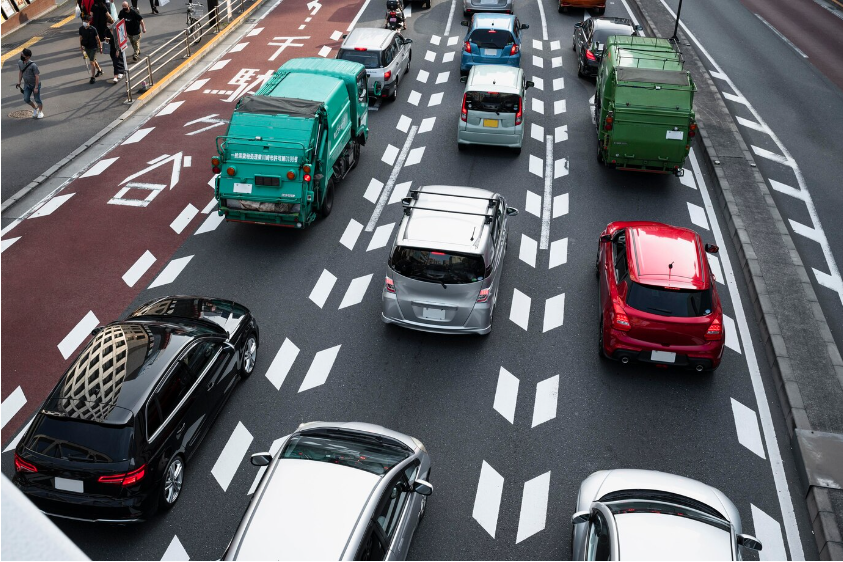 Ini 5 Cara Nyetir Mobil Manual di Lampu Merah, Biar Nggak Kagok!