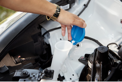 5 Cara Mengisi Washer Mobil yang Benar, Jangan Sampai Salah!
