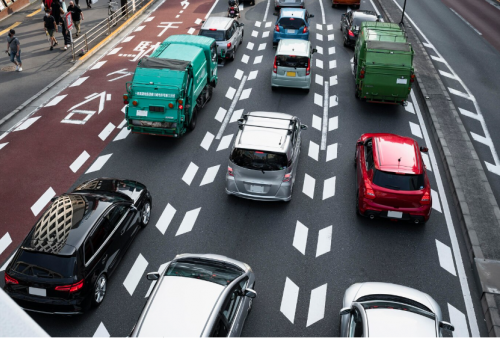 Ini 5 Cara Nyetir Mobil Manual di Lampu Merah, Biar Nggak Kagok!